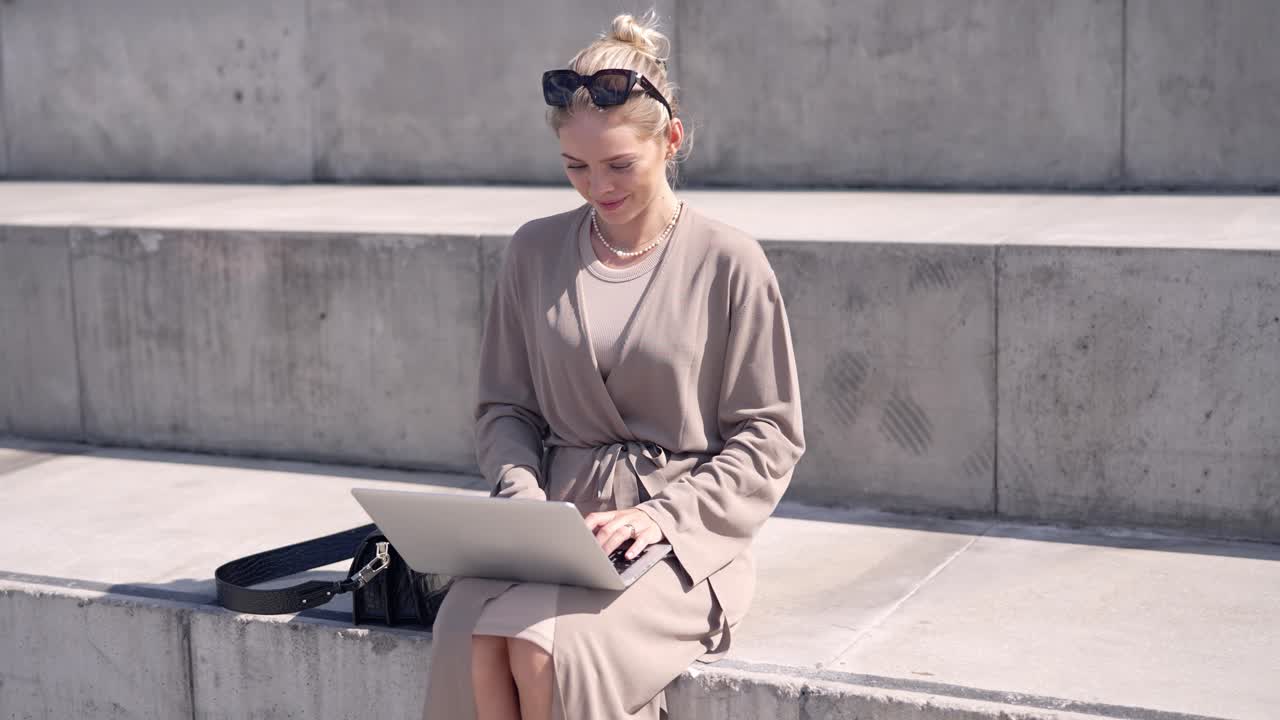 mujer trabajando en la computadora portátil al aire libre