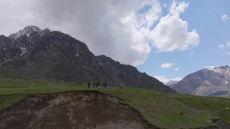 Gruppe-Von-Menschen,-Die-Eine-Abenteuerliche-Wanderung-In-Der-Natur-Genießen