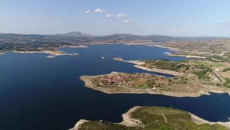 vista de la aldea junto al río