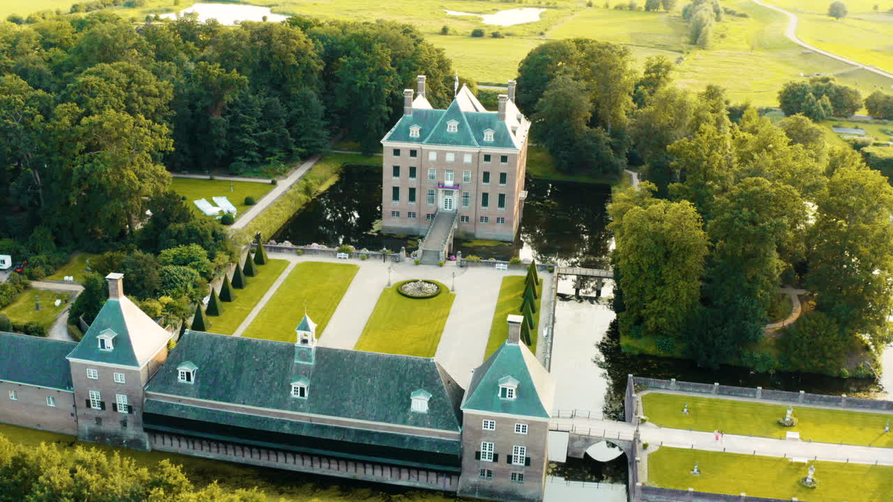 나무와 들판 한가운데있는 역사적인 물의 성