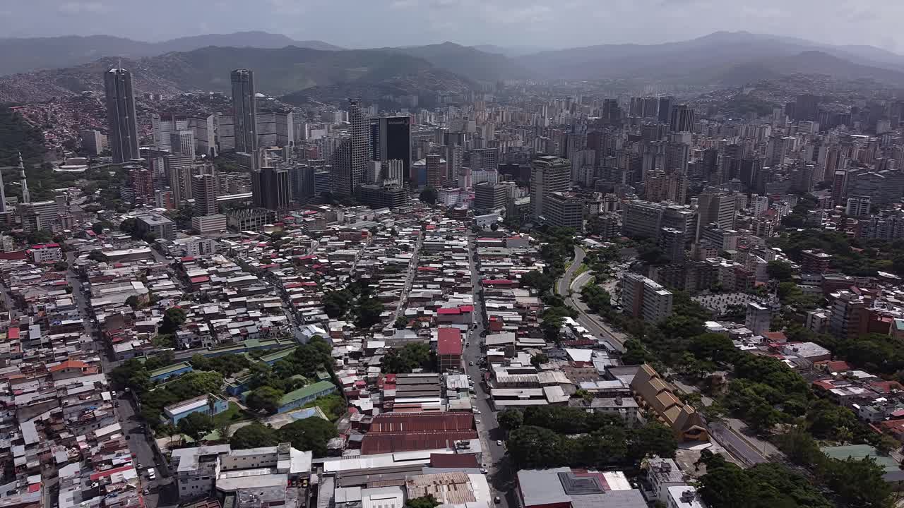 Ripresa aerea 4K sopra la popolare area conosciuta come Sarria, situata a ovest di Caracas, Venezuela