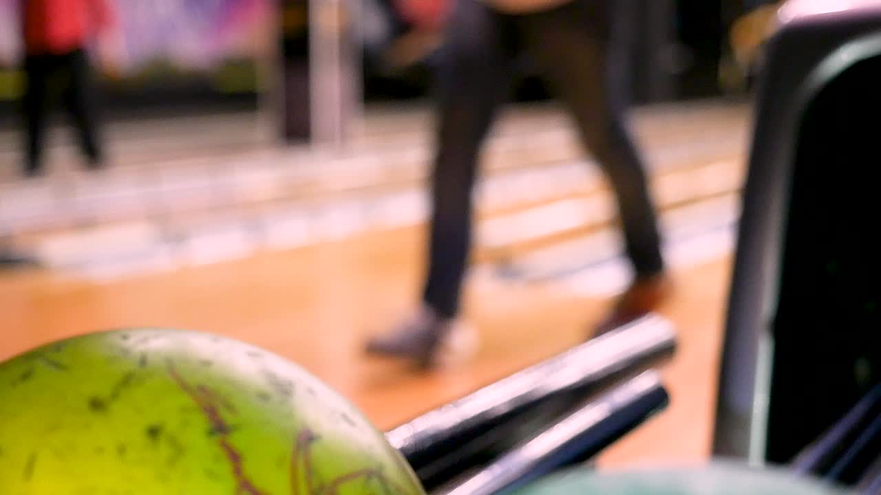 Scéna z bowlingové herny
