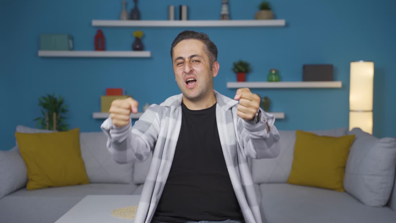 el hombre está bailando de una manera divertida.