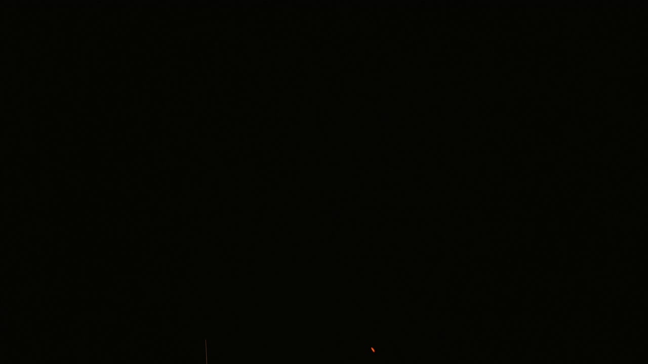 불꽃은 검은색 불꽃놀이 빛나는 질감 황금