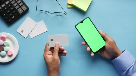 persona con tarjeta de crédito y teléfono inteligente