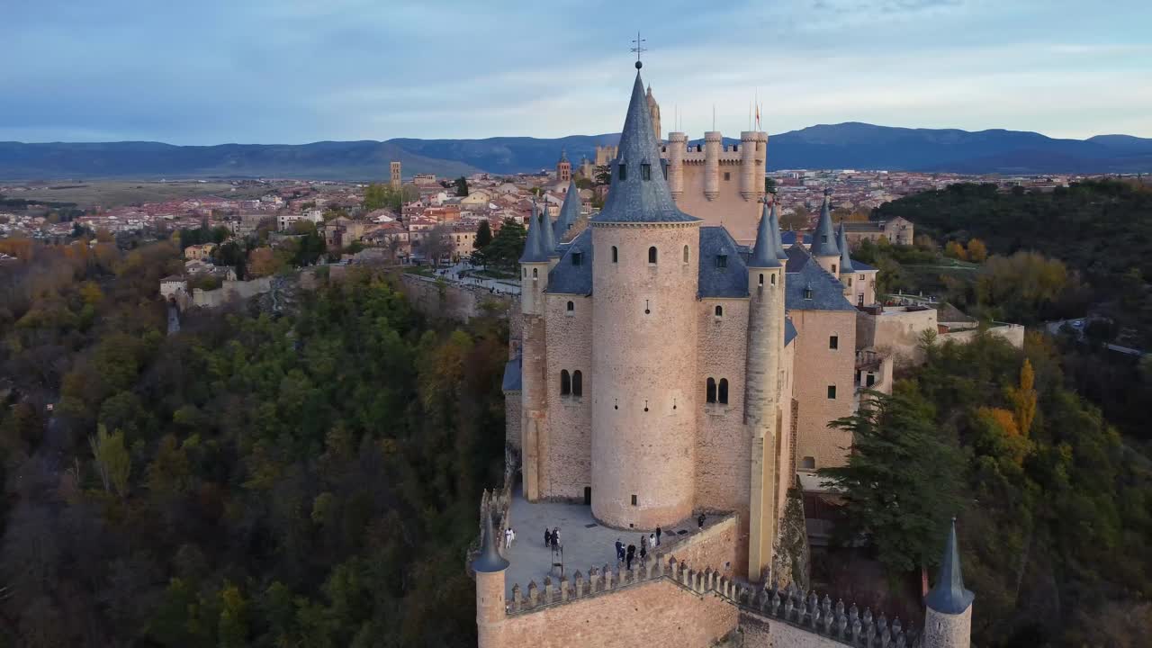el viejo castillo alcázar de segovia contra el cielo nublado del atardecer