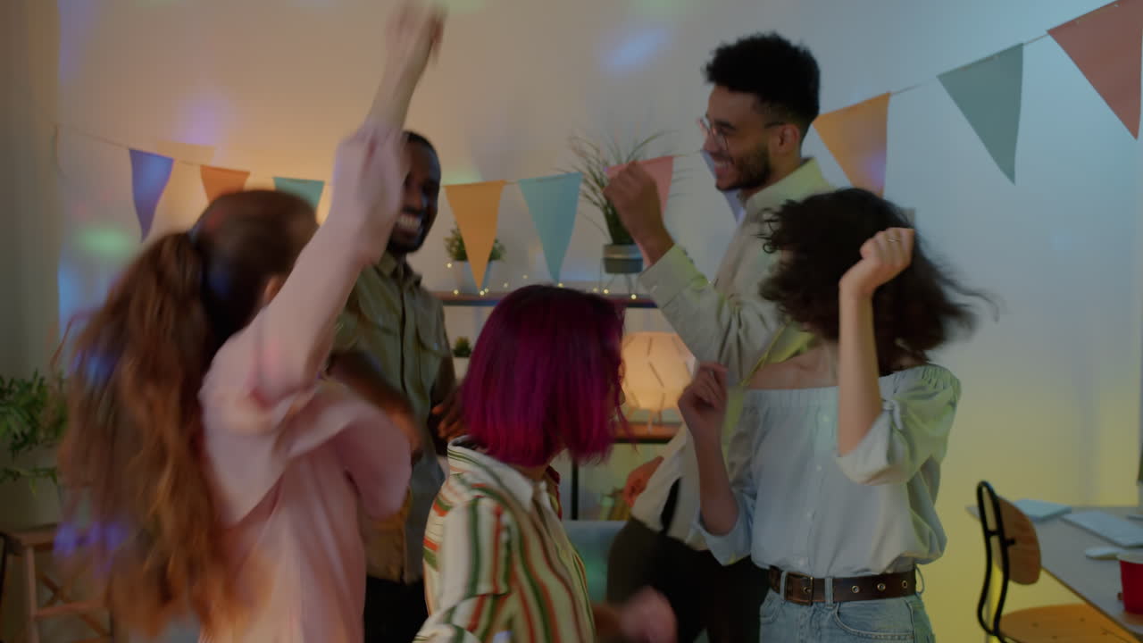 amigos bailando en una fiesta