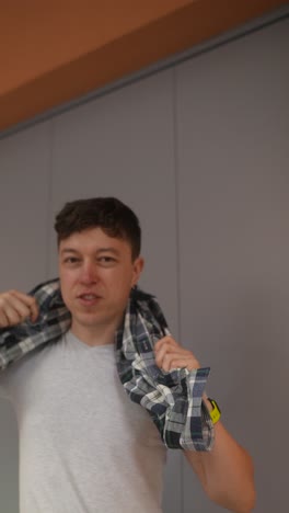 hombre con camisa a cuadros
