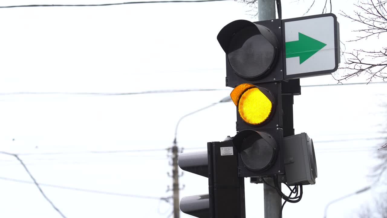 primer plano de un semáforo en la carretera durante el día