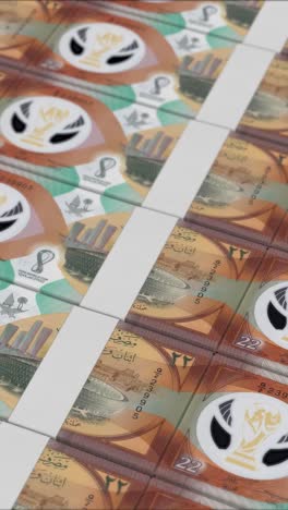 video vertical de 22 billetes de rial de qatar impresos por una prensa de dinero
