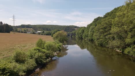 Campos-Marrones-Y-Exuberantes-Bosques-Caducifolios-Que-Crecen-A-Lo-Largo-De-La-Orilla-Del-Río-Sieg-En-Alemania-Occidental