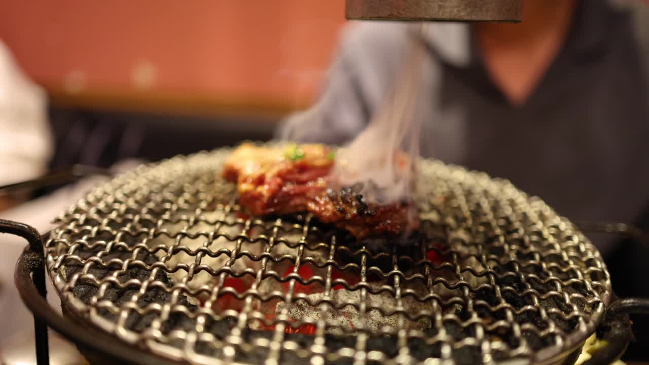 석탄 그릴 에 는 는 고기