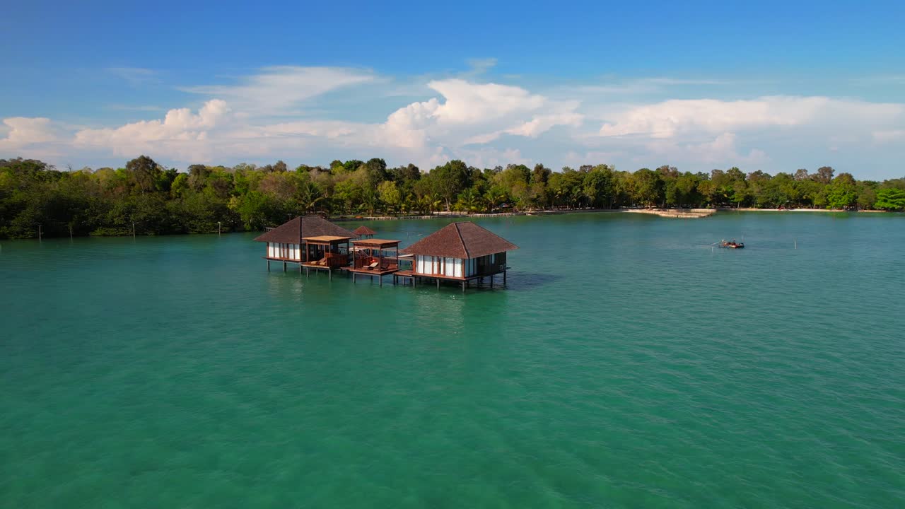 paisaje aéreo de una lujosa villa sobre el agua en un complejo turístico de isla privada en medio del mar en la isla de leebong, belitung, indonesia