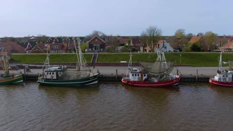 Drohnenflug-über-Einem-Beschaulichen-Und-Idyllischen-Fischerhafen-In-Deutschland