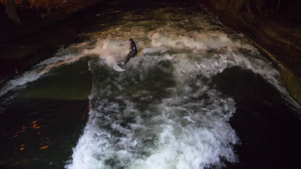 유명한 eisbach 강에서 밤에 뮌헨에서 서핑