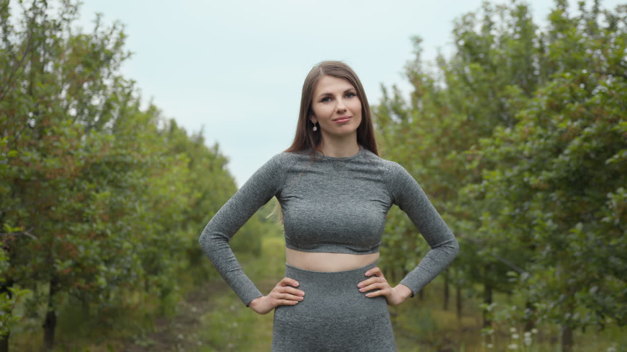 피트니스 의류를 입은 여성 야외