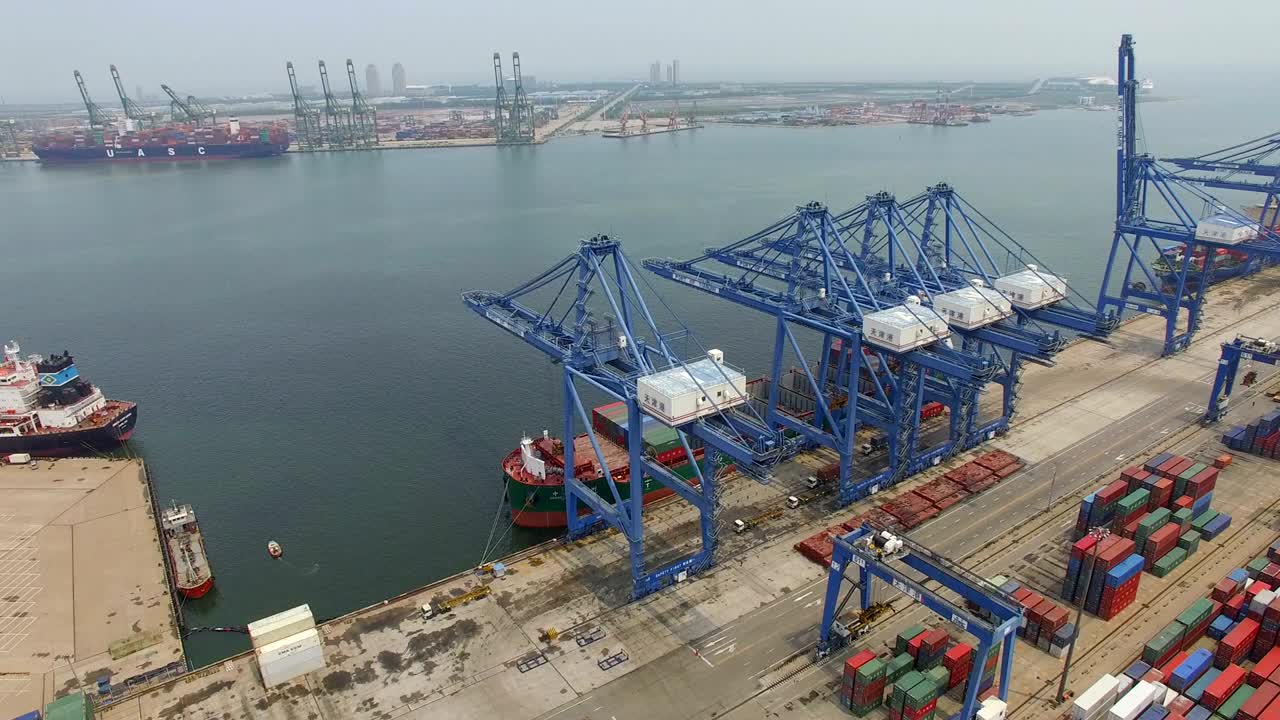 vista aérea del puerto con contenedores de carga, tianjin, china.