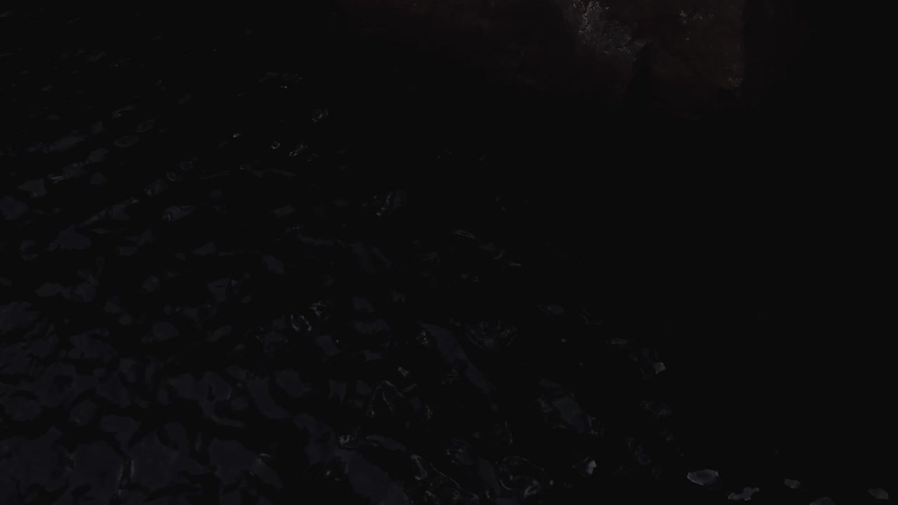 chica nadando en un pozo de agua dulce en la base de una cascada que fluye