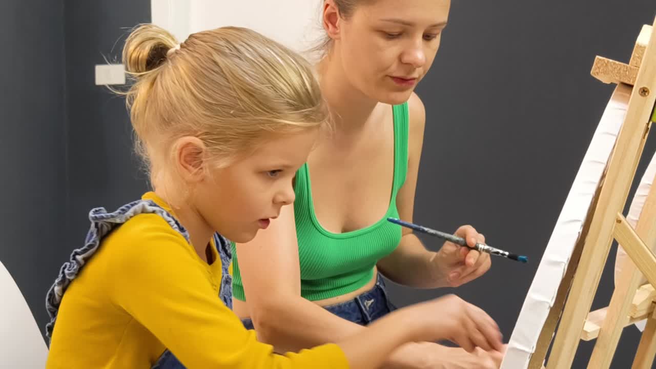 어머니와 딸이 함께 그림을 그리는 것