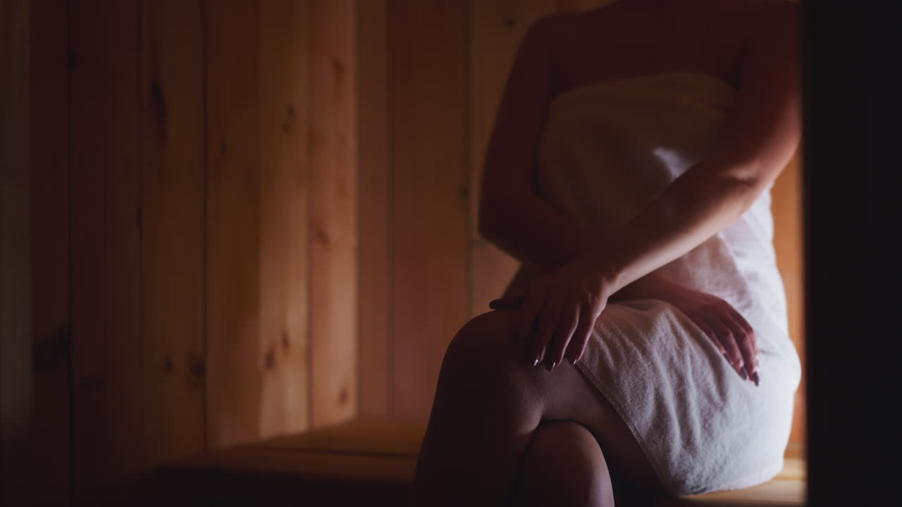 나무 사우나 에서 휴식을 취 하는 여자