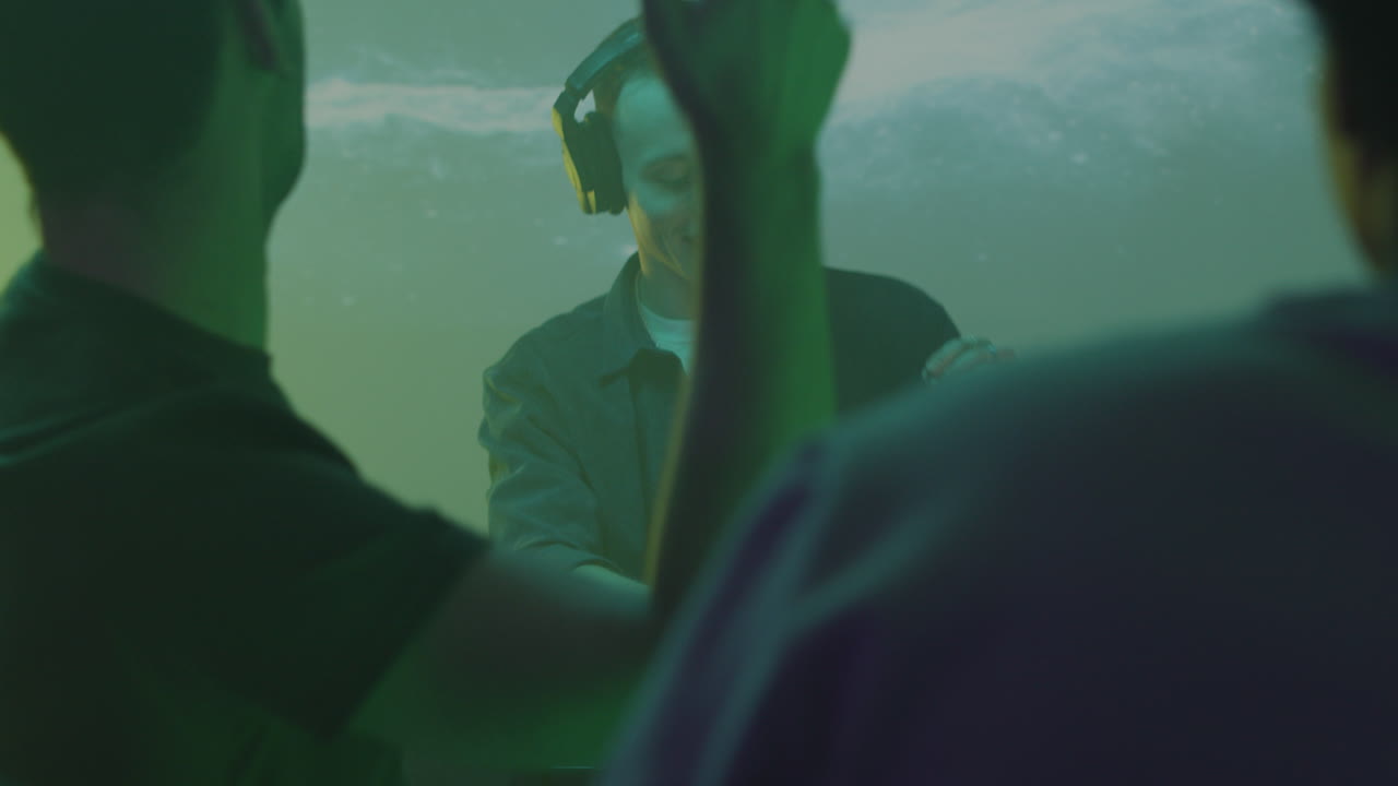 ди-джей работает на дискотеке.