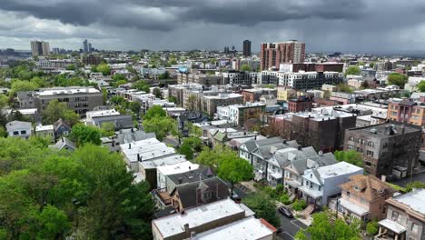 Ein-Sommersturm-Rollt-über-New-York-City-Und-Die-Wohngegend-Hoboken-In-New-Jersey