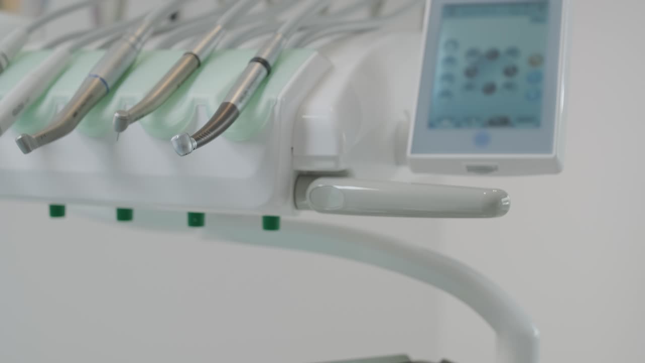 치과 절차를 위한 준비 - 수술 도구 - 수술실의 테이블 위에 여러 수술 도구를 - 고무 장갑으로 간호사의 손을 스크럽 - 현대적인 치과 개념