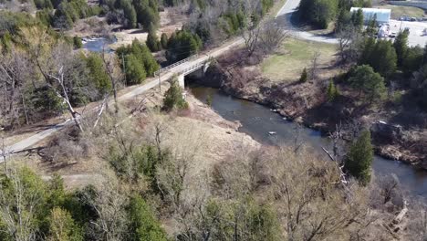 Luftaufnahme-Eines-Flusses-Zum-Fliegenfischen-In-Ontario,-Kanada-Im-Frühling