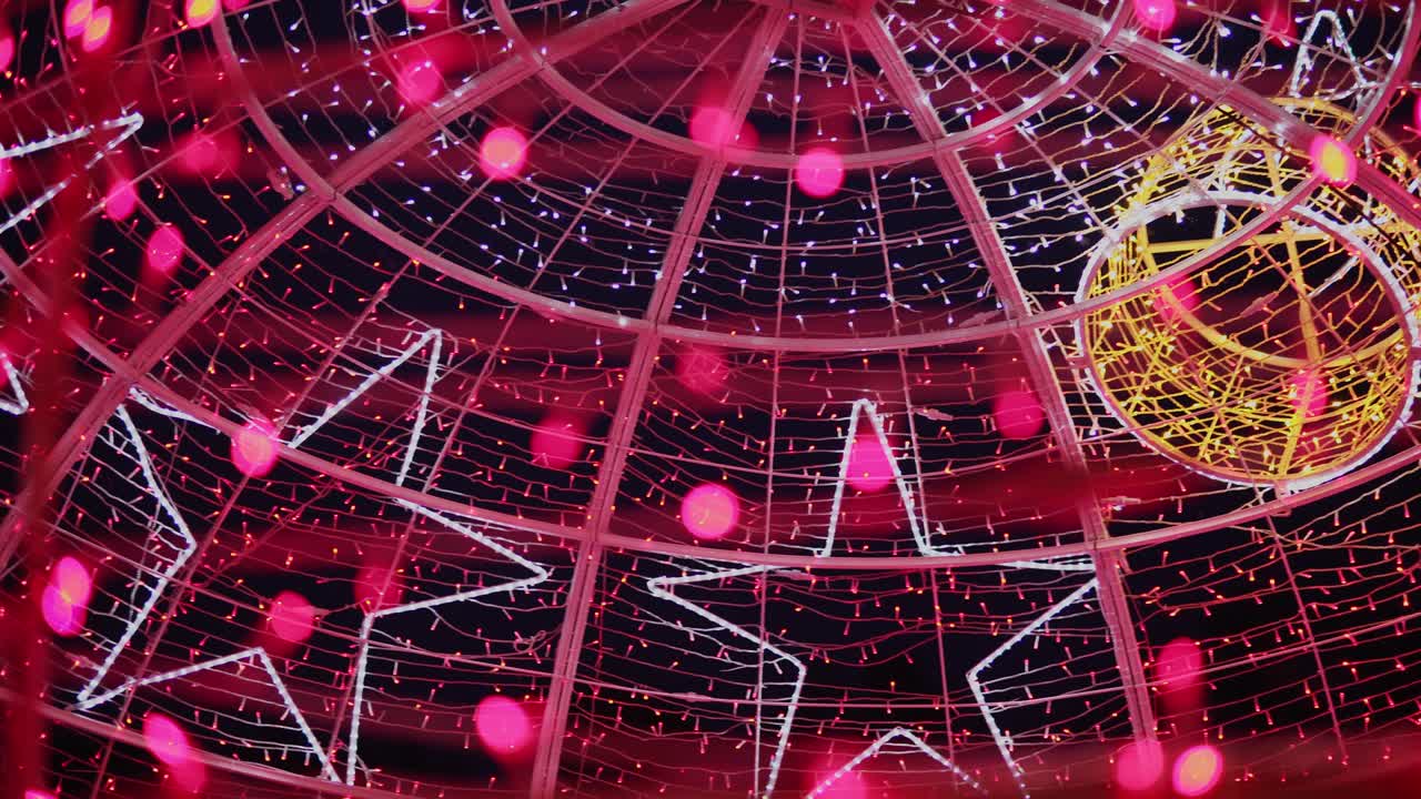 핑크 보케 아웃도어와 함께 큰 크리스마스 공에 빨간 리드 스트링 조명