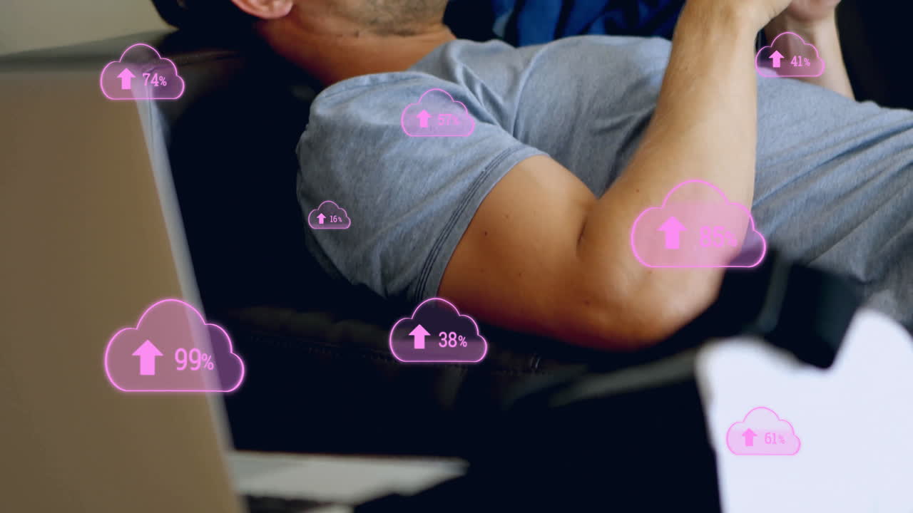 animación de nubes con números crecientes sobre el hombre caucásico usando teléfono inteligente