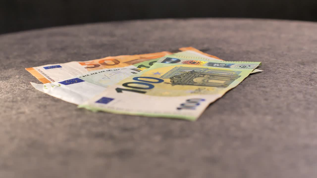 La Bulgarie change de devise, du lev bulgare à l’euro. Change de devises. Billets de banque en papier sur la table. Concept : économie, concurrence, crise, banque et finance. BGN, BGL. Scène A. Un homme compte de l’argent.