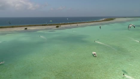 Día-Safari-Tours-Grupo-Personas-Navegan-En-Aguas-Caribeñas,-Vacaciones-Deportivas,-Los-Roques