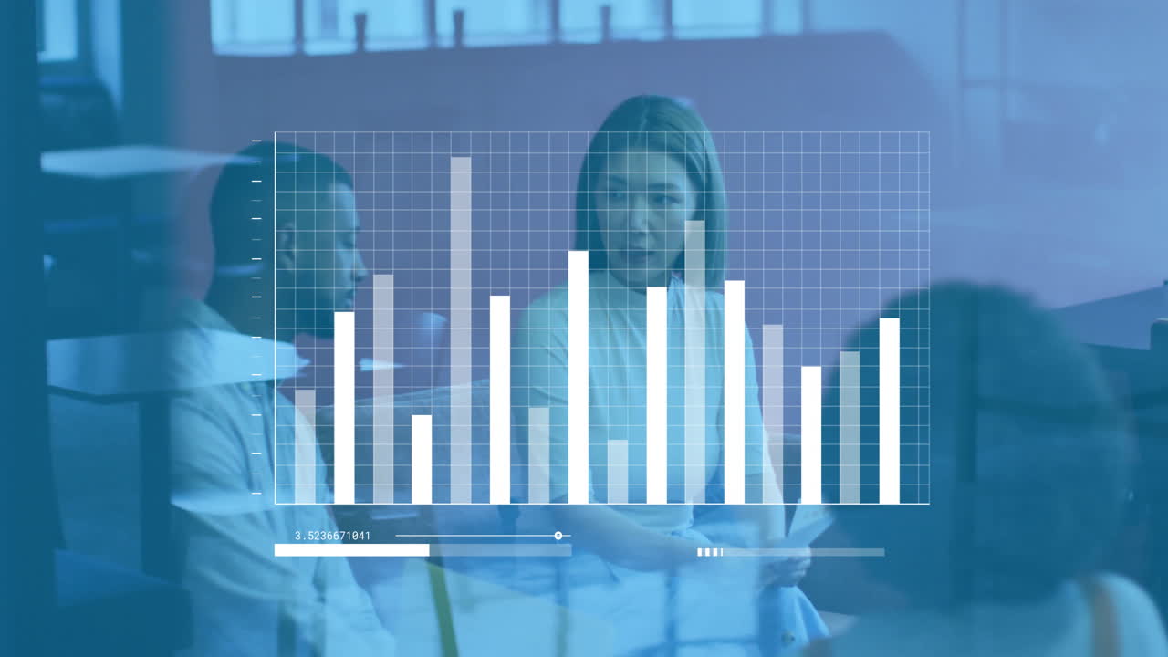 animación del procesamiento de datos financieros sobre diversas personas de negocios en la oficina