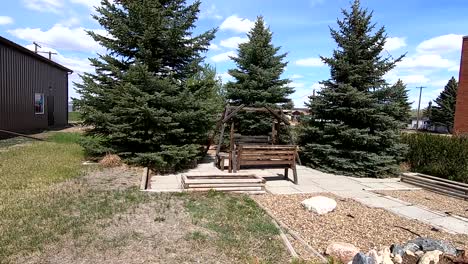 columpio de madera en el área de estar de un parque en un día soleado