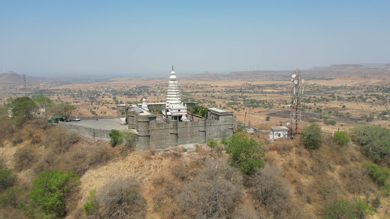 templo de yamai en la colina amplia vista de drones 360d cerca del museo y biblioteca de shri bhavani en maharashtra