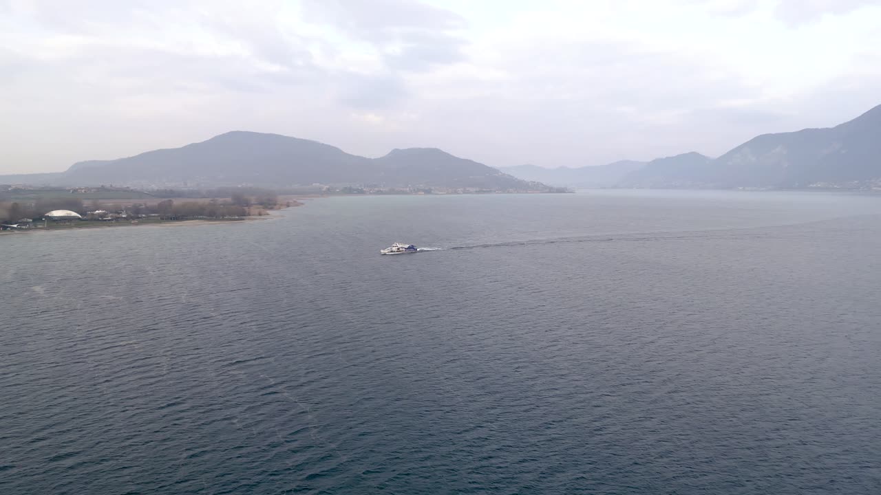 이탈리아 이세오 호수의 조감도 페리