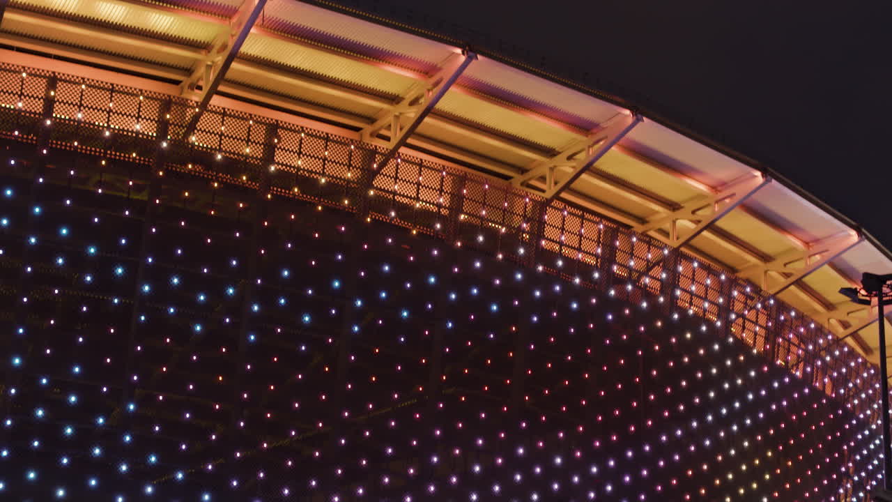 vista nocturna de un estadio con luces led