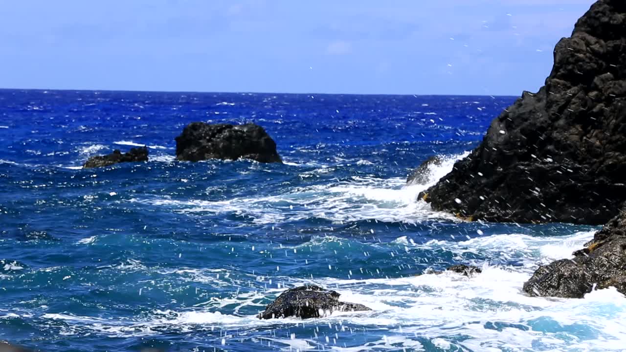 거친 파도가 바위에 충돌