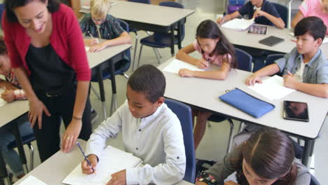 el maestro ayuda al estudiante en clase, vista elevada en r3d