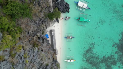 Concepto-De-Vacaciones-Y-Salto-De-Isla-En-La-Playa-De-Banul-En-Coron,-Drone-Descendente-De-Arriba-Hacia-Abajo