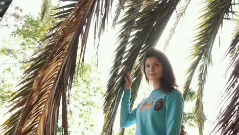 mujer bajo las palmeras