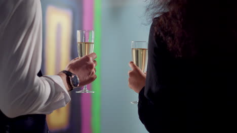 brindis de champán en una galería de arte
