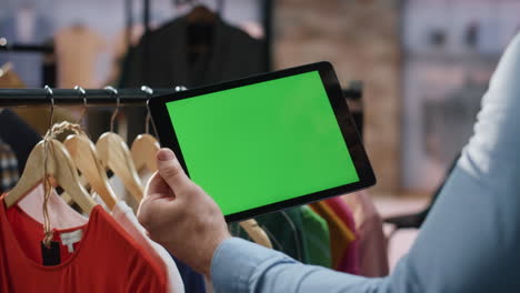 trabajador de la tienda de maquillaje tocando la pantalla de la tableta analizando los detalles del envío de cerca