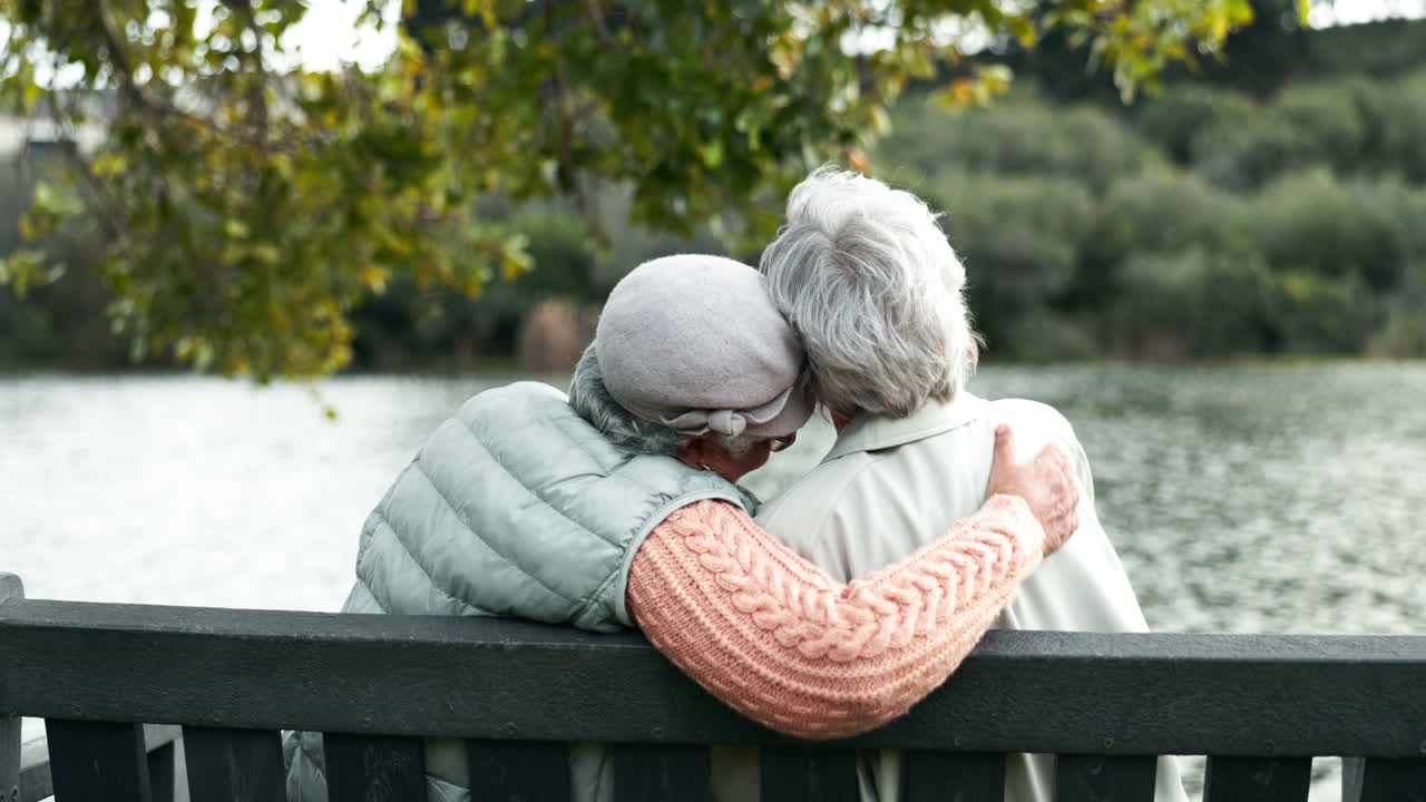 Due donne anziane che si godono il tempo insieme al lago