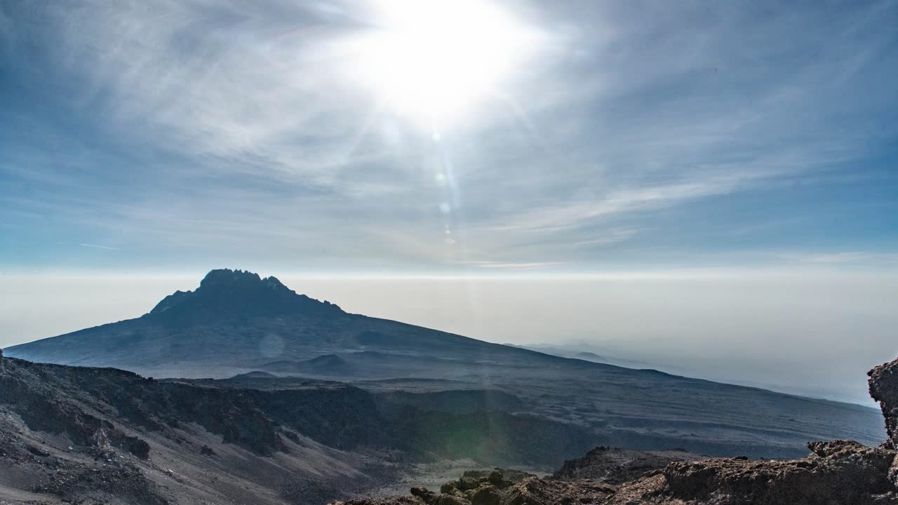 cinemagraph del sol brillando sobre la cima del monte kilimanjaro en áfrica