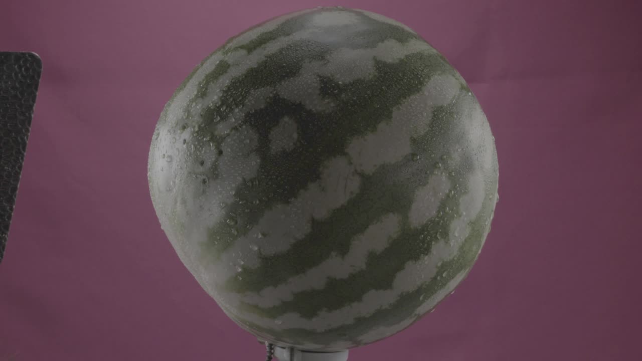 sandía girando con bucle en la pantalla de fucsia para la llave de croma