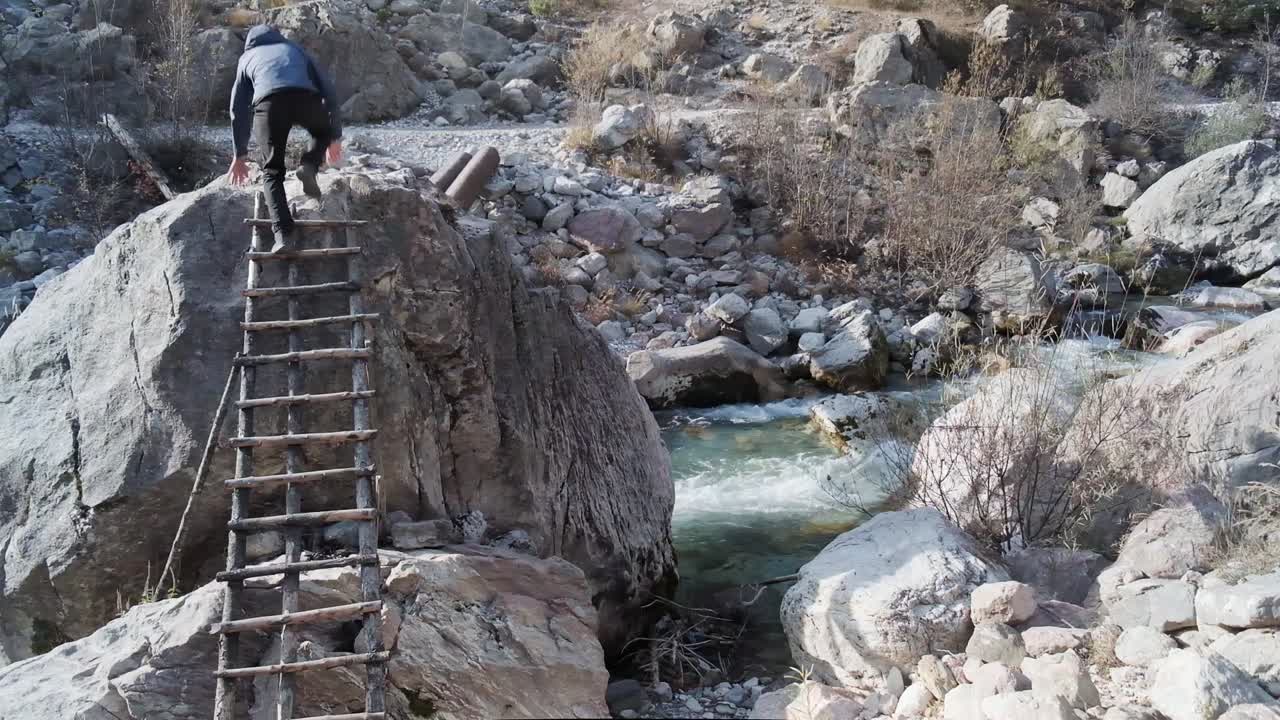 senderismo alrededor del ojo azul, cascada de grunas y en los alpes albaneses durante la temporada de otoño o la temporada de otoño