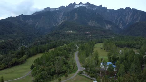 Wunderschöne-Drohnenaufnahme-Der-Felder-Von-Kundasnag-Mit-Dem-Berg-Kinabalu-Im-Hintergrund,-Sabah,-Malaysia,-Tageslicht