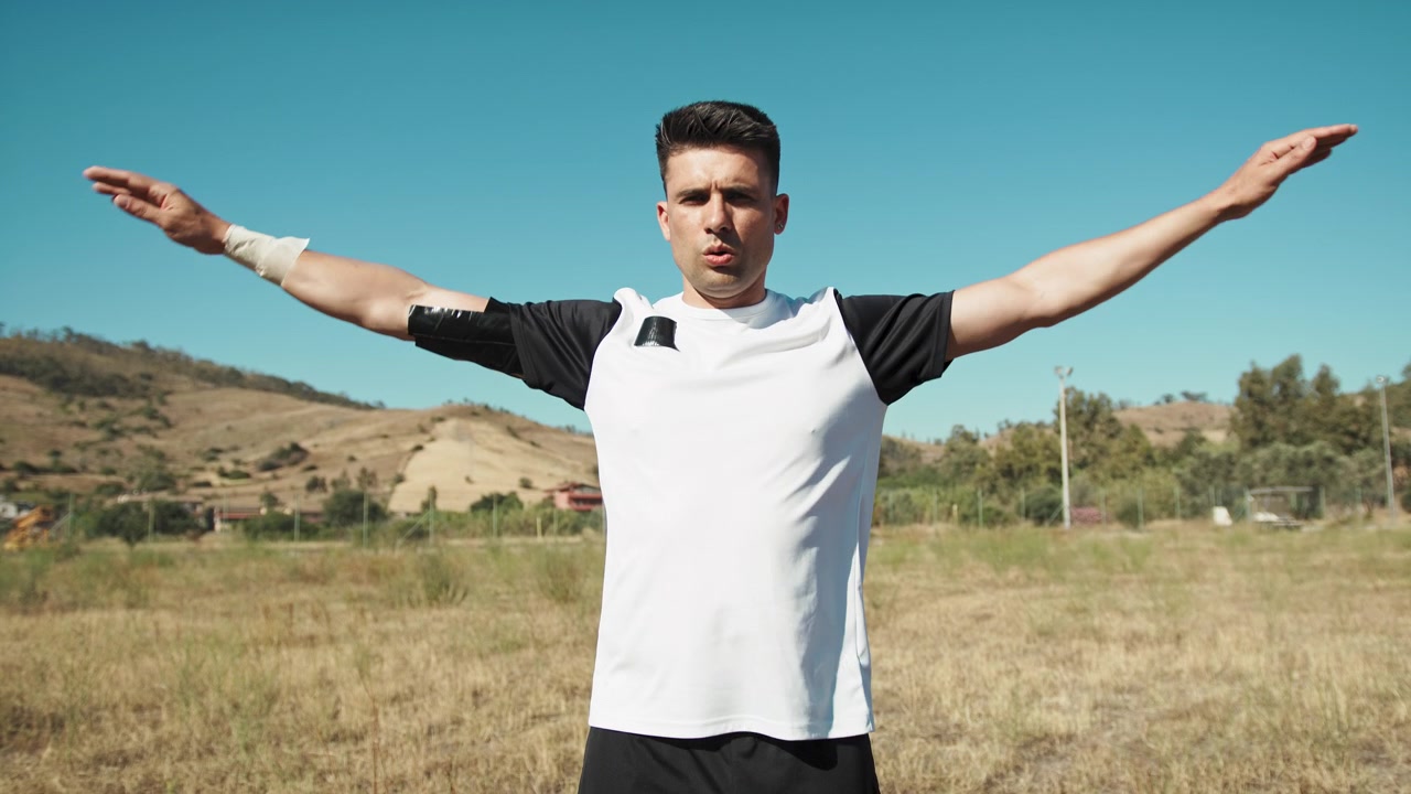 Jugadores de fútbol calentando la parte superior del cuerpo