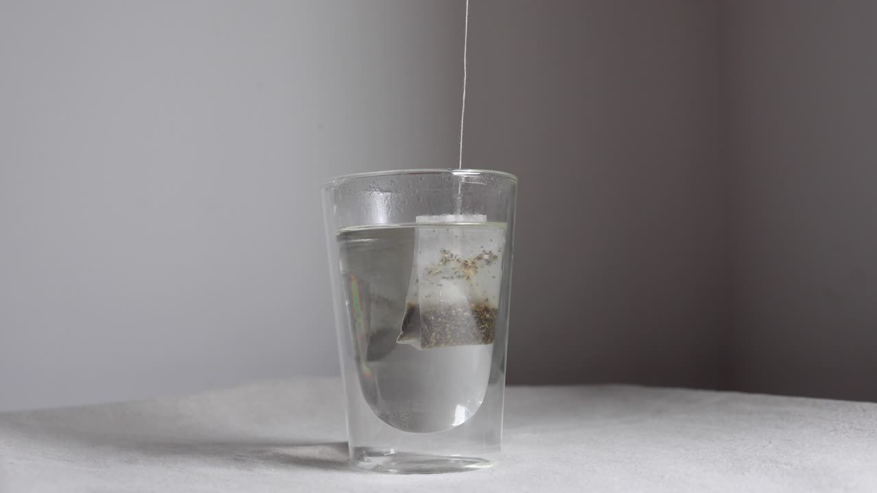 Video di una bustina da tè che si immerge nell'acqua calda